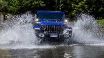 Jeep Wrangler Unlimited rijdend door het water