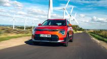 Kia Niro EV rijdend schuin voor
