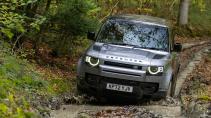 Land Rover Defender 130 rijdend voorkant door plas
