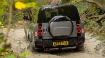 Land Rover Defender 130 rijdend achter door plas