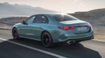 Mercedes E-klasse (2023) rijdend schuin achter