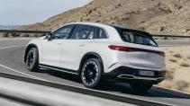 Mercedes EQS SUV 580 4Matic AMG Line (2023) rijdend schuin achter