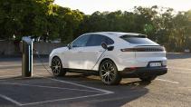 Porsche Cayenne E-Hybrid facelift 2023 aan de stekker