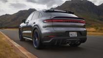 Porsche Cayenne facelift 2023 rijdend schuin achter