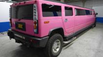 Roze Hummer H2 Limo schuin achter