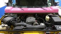 Roze Hummer H2 Limo motor