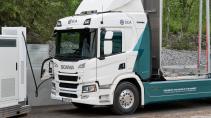 Elektrische vrachtwagen Scania aan het opladen