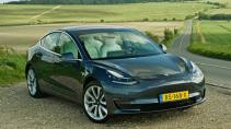 Tesla Model 3 met Nederlands kenteken schuin voor