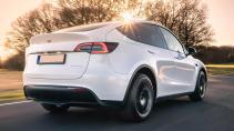 Tesla Model Y rijdend schuin achter Nederlands kenteken