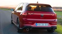 Volkswagen Golf 8 GTI rijdend schuin achter