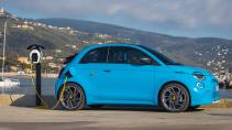 Abarth 500e Turismo Cabrio zijkant aan het opladen