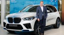 BMW-baas Oliver Zipse met BMW iX5 Hydrogen (waterstof)