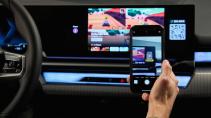 BMW i5 gamen met AirConsole QR-code scannen