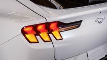 Ford Mustang Mach-E advertorial 2023: wit detail achterlicht