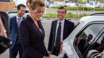 Staatssecretaris Heijnen van Infrastructuur en Waterstaat tankt waterstofauto