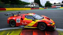 24 Uur van Spa-Francorchamps 2023 Ferrari 296 GT3 rijdend zijkant La Source