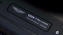 Aston Martin DBS 770 Ultimate interieur badge