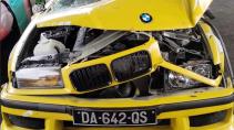BMW 328i E36 in crusher motorkap