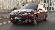 BMW iX M60 (2023) rijdend schuin voor