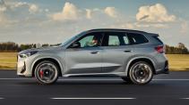 BMW X1 M35i xDrive (2023) rijdend zijkant