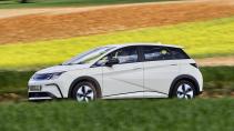 BYD Dolphin (2023) rijdend zijkant