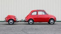 Fiat 500 L (1972) met bijpassende aanhanger zijkant
