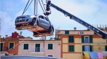 Fiat 600e hangt boven blik oranje verf