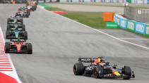 Verstappen rijdend voor het veld GP van Spanje 2023