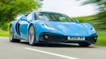 Noble M500 (*2023) rijdend schuin voor