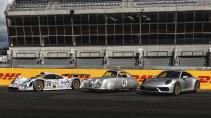 Porsche 911 Carrera GTS Le Mans-versie (2023) schuin voor met Porsche 911 GT1 en Porsche 356 SL