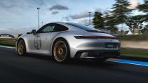 Porsche 911 Carrera GTS Le Mans-versie (2023) schuin achter