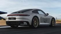 Porsche 911 Carrera GTS Le Mans-versie (2023) schuin achter