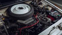 Retro Subaru collectie motor onder motorkap en reservewiel