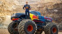 Verstappen in Monster Truck staand op wiel