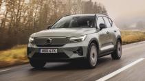 Volvo XC40 Recharge (2023) rijdend schuin voor
