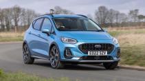 Ford Fiesta (2023) rijdend schuin voor