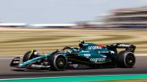 Alonso rijdend schuin voor GP van Groot-Brittannië 2023