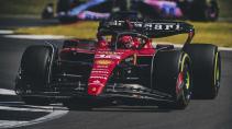 Leclerc rijdend voorkant GP van Groot-Brittannië 2023