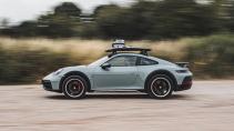 Zijkant Porsche 911 Dakar op Nederlands kenteken