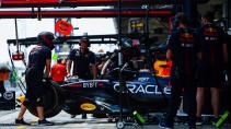 Verstappen Red Bull zijkant pitbox