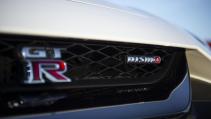 Nissan GT-R nog niet met pensioen - grille logo