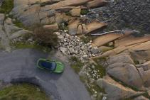 Porsche Taycan bovenaanzicht rotsen