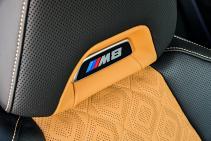 BMW M8 Competition interieur detail hoofdsteun M8 badge