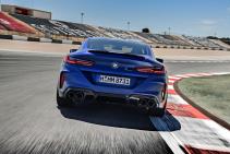 BMW M8 Competition rijder recht achter