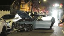 BMW M4 na crash over rotonde