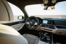 Dashboard in het interieur van de Alpina XB7 (BMW X7)
