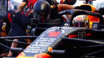 1e vrije training van de GP van Singapore 2022 Max Verstappen in de pitbox dichtbij