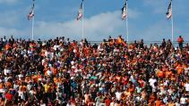 Tribune met Max Verstappen-fans in het oranje op Zandvoort