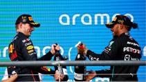 GP van Amerika 2022 Max Verstappen en Lewis Hamilton op het podium proosten met champagne