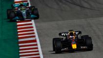 GP van Amerika 2022 Max Verstappen rijdend voor Lewis Hamilton